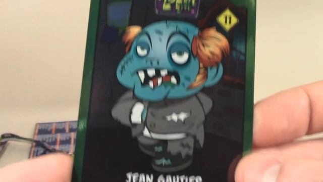 Zombie Zity Trading Card Pack- WOTS INSIDE? смотреть онлайн