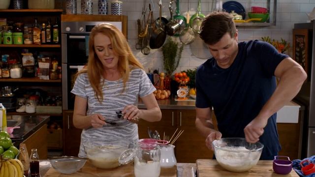 Easy Banana Bread - with Luke Jacobz from The X Factor | Woolworths смотреть онлайн