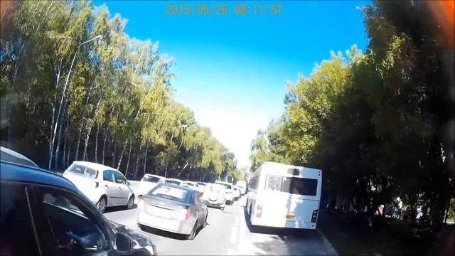 Велосипед. Девушка между рядами.