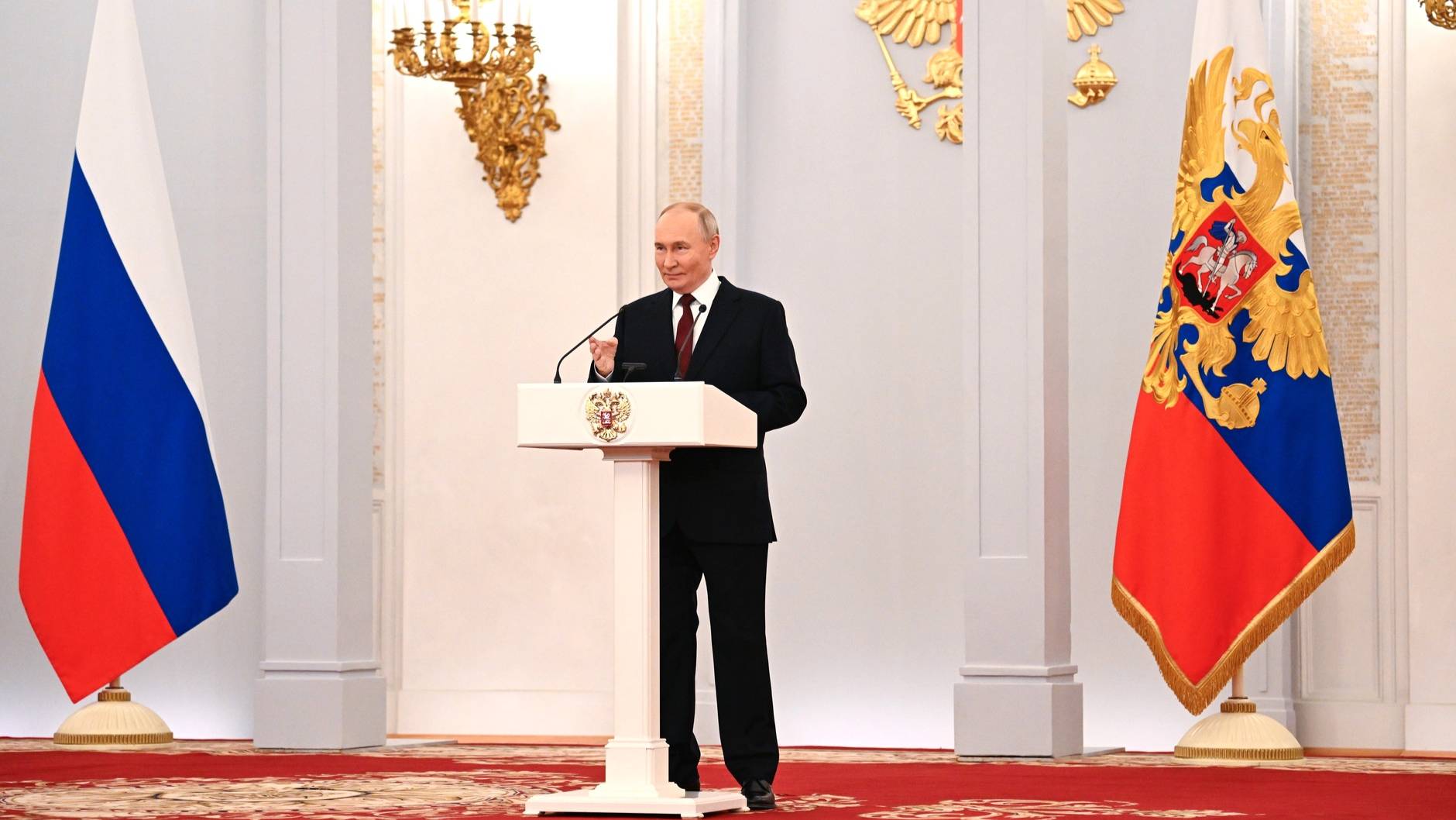 В День героев Отечества Владимир Путин вручил медали «Золотая Звезда» Героям России [ 2024 ] смотреть онлайн