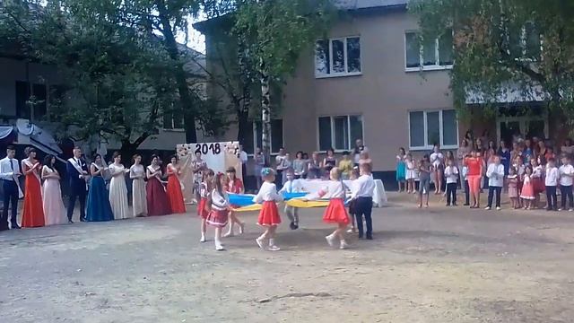 Подарунок від першо класників на випускний одинадцятому клісі! село Онок смотреть онлайн