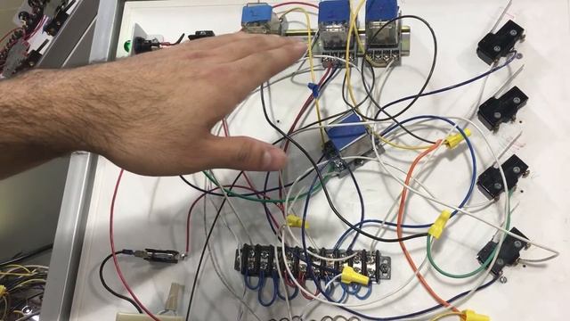 Using 8 pin relays and 3 limit switches to control our green light! смотреть онлайн