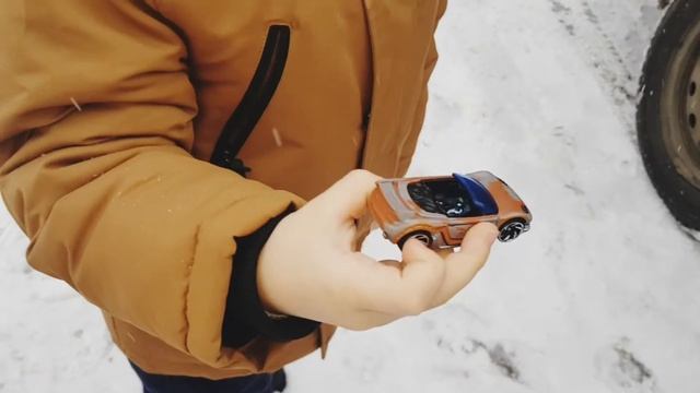 Покупаем машинку Hotwheels которая меняет цвет. И тестируем ее