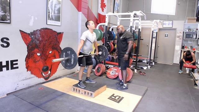 Snatch Deadlift on Podium смотреть онлайн