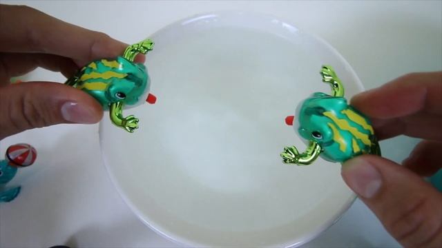 WIND UP ALLIGATOR TOYS RECYCLED! SHREDDING MACHINE EXPERIMENT смотреть онлайн