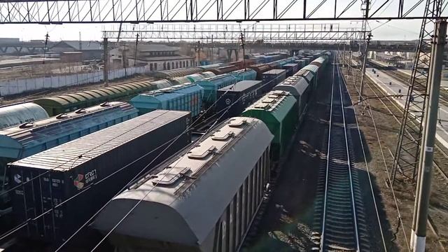 ВЛ80т-1915(тчэ-9 Жана Есиль) с грузовым поездом прибывает на Станцию Караганда пассажирская смотреть онлайн