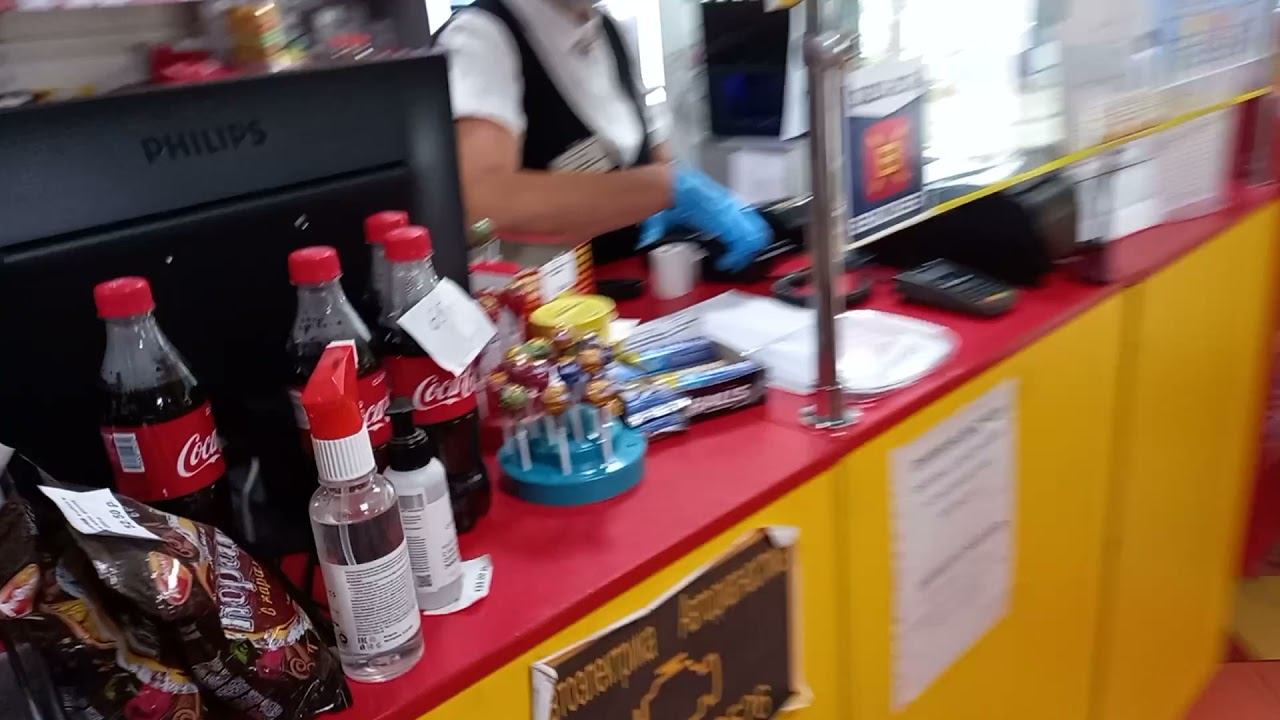 Старший оператор АЗС Быкова требует надеть маску, сама при этом таскает тряпку на подбородке смотреть онлайн