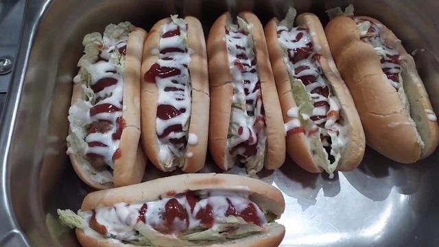 Хот Дог с мясной колбаской! ин:булочка, колбаска, пекинка, сол. огурец, кетчуп, майонез.#Хотдог#еда смотреть онлайн