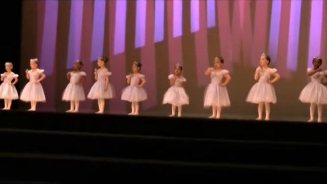 Sadie's First Dance Recital смотреть онлайн