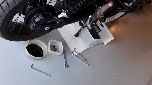 Gearbox And Final Drive Oil Change Moto Guzzi V85 TT (E5)
