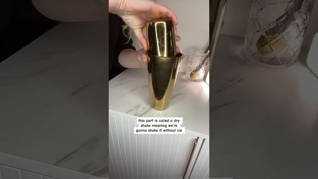 Cocktail Building 101 - Amaretto Sour смотреть онлайн