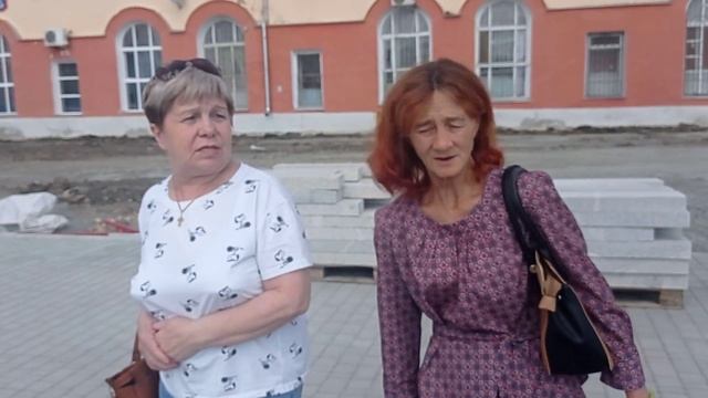 Горожанки на площади Мира обсуждают новые лавочки смотреть онлайн