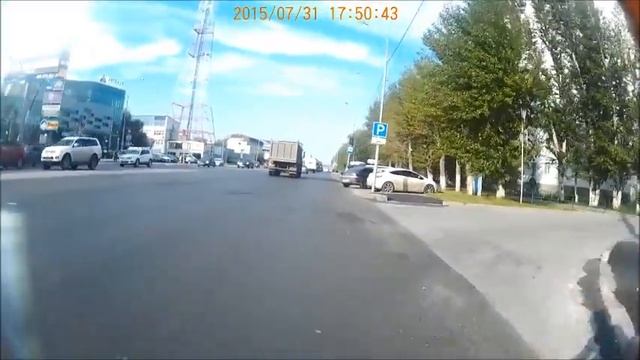 Велосипед. Типичные опасности при езде по догоге в одно месте