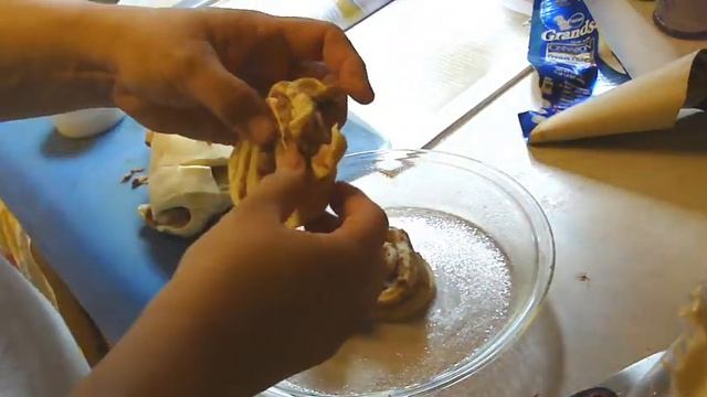 Giant Cinnamon Cheese Danish смотреть онлайн