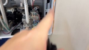 Навьен залип на горячей воде и не переключает на отопление navien