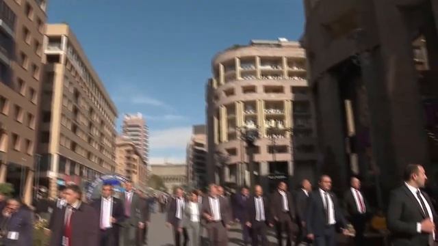 Փաշինյանը տիկնոջ հետ զբոսնել է Երևանում смотреть онлайн