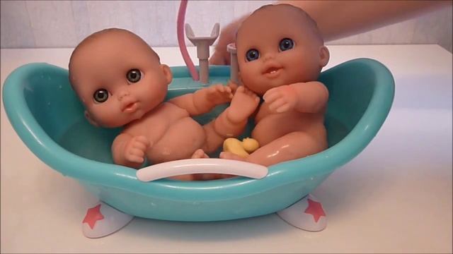 "Swimming Dolls. Куклы купаются" смотреть онлайн