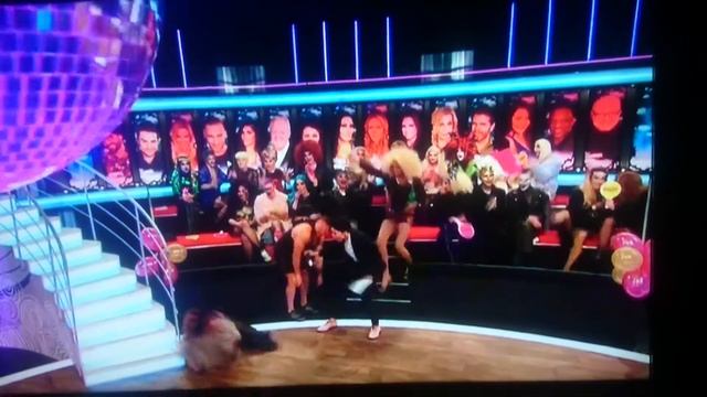 Tranny falls over on Big Brother's Bit on the Side смотреть онлайн
