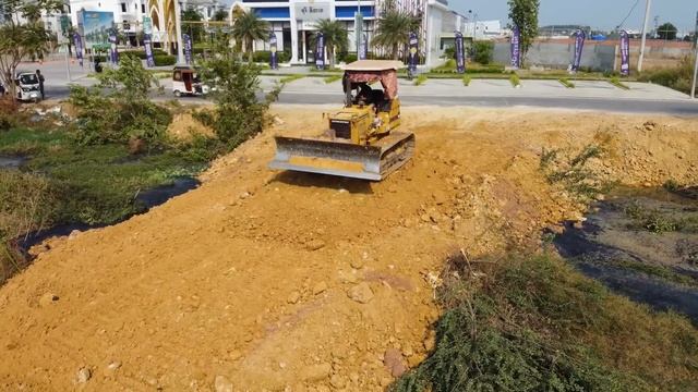 Start new project! Technique Land filling With Bulldozer KOMATSU D31P And Dump Trucks смотреть онлайн
