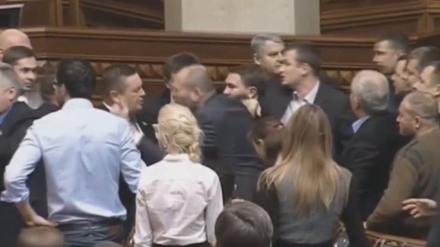 Размочили! :) Первая толкотня в новой Раде смотреть онлайн