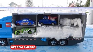 Играем в машинки вместе ! Играем в Грузовик с машинками на природе !