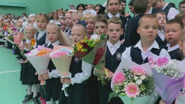 Первоклашки идут в школу! 1 сентября - День знаний! смотреть онлайн