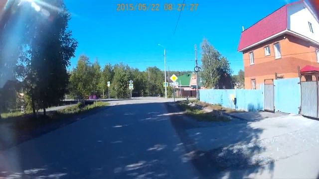 Велосипед. Выезд машины с второстепенной дороги. Оттормозился