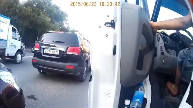 Велосипед. Маршрутное такси, водители открывают двери