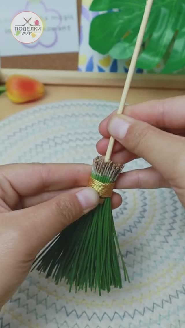 Метелка из сосновых иголок смотреть онлайн