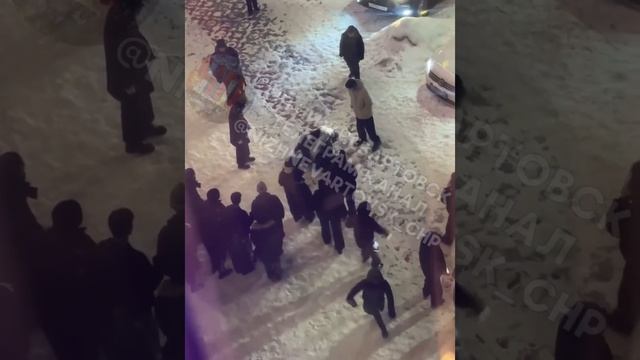 В Нижневартовске две школьницы устроили жесткий кулачный бой из-за разлитого сока смотреть онлайн