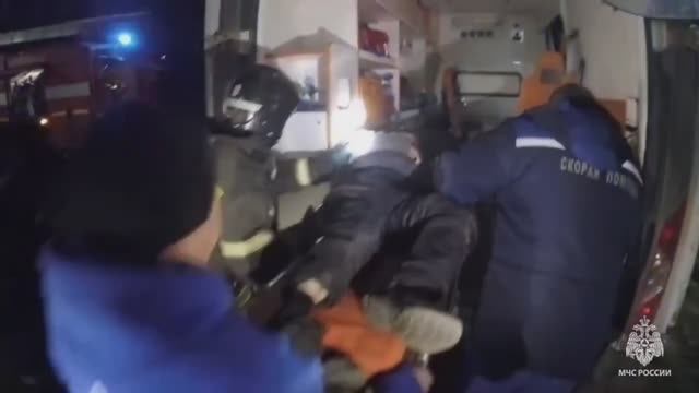 Сотрудники МЧС России спасли пострадавшего в ДТП мужчину смотреть онлайн