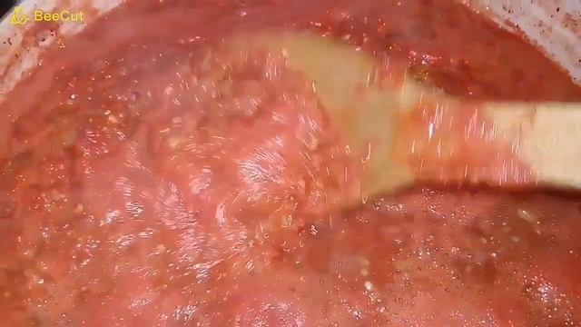 Bibərli, pamidorlu sous hazırlanması. Qışda bütün yeməklərdə istifadə edə biləcəyiniz pamidor sousu смотреть онлайн