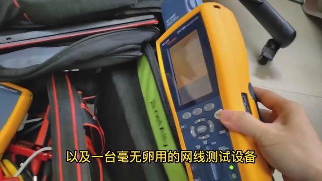 过来给人家修个网，结果把人家的监控给整坏了，旁边还有人看着想跑都跑不掉！【海南弱电小胡】 смотреть онлайн