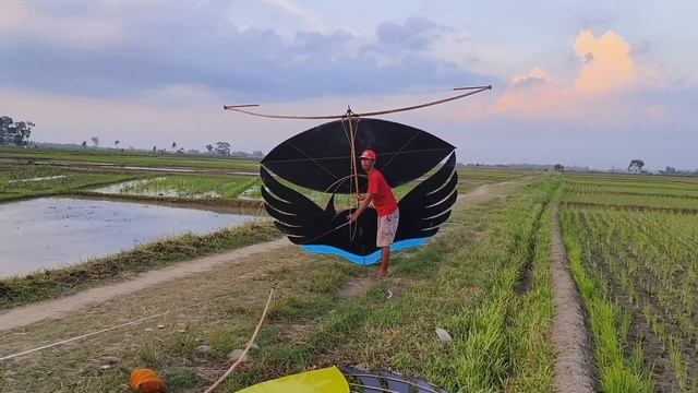 Layangan Bapangan Ram Raman Empet Besar || Sendaren Mika 0,15 mm || Dengarkan Suara Sendaren nya смотреть онлайн