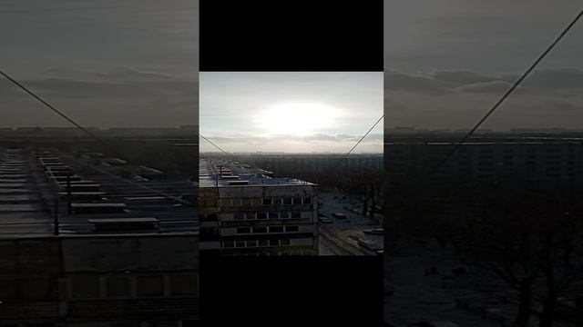 Снежинки блестят на солнце
Пусть тебе тоже солнечный день улыбнется