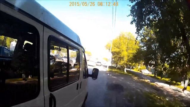 Велосипед. Водители не всегда смотрят в зеркала при выезде на обочину