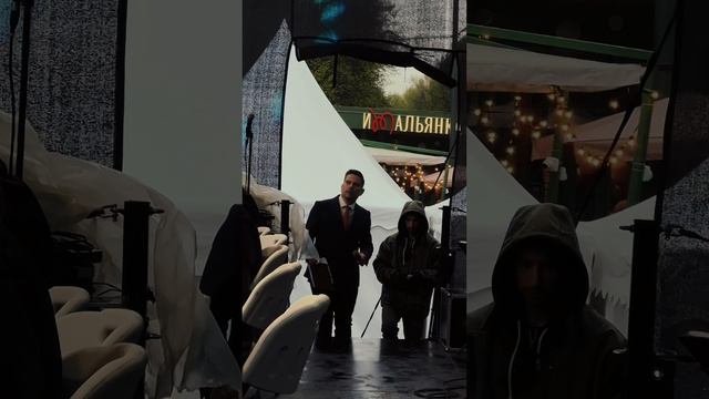 Ведущий Илья Березин.