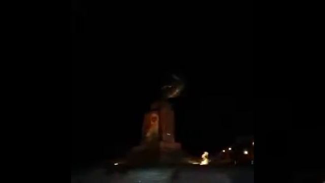 28 09 2014 памятник Ленина на площади Свободы Дзержинского пал в Харькове смотреть онлайн