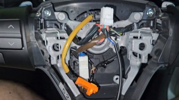 Установка кнопок мультируля Toyota Wish 20. Комплектация S. Часть 2.