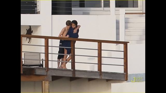 Justin Bieber And Selena Gomez Kiss! Exlusive!