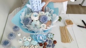 Сборка зимнего букета с варежками из зефира