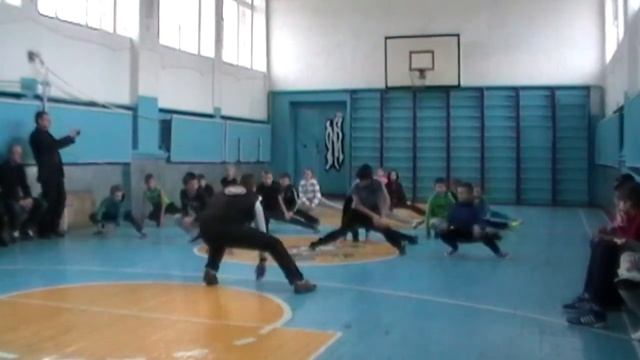 Фрагменти уроку фізкультури Леонід Васильович Мовчан та 5 клас Стрибки через гімнастичного козла смотреть онлайн