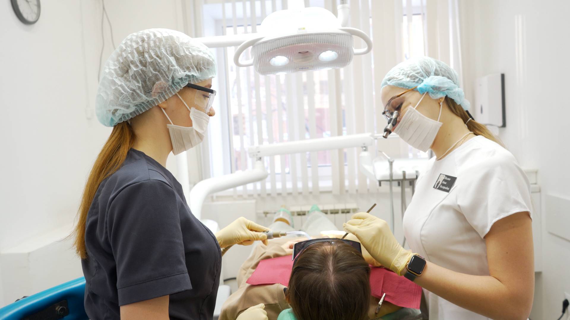 Врываемся в Новый год с красивой улыбкой: где в Благовещенске сделать профессиональную чистку зубов смотреть онлайн