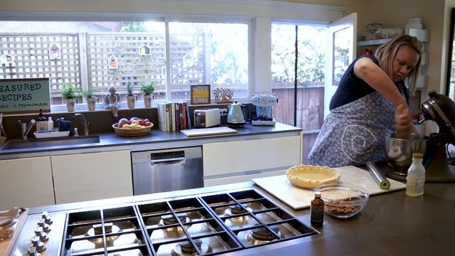 Molly's Baking up Egg Custard Pie, Pecan Pie & Apple crisp with cream смотреть онлайн