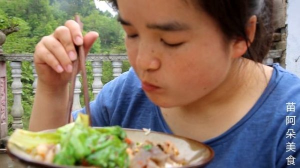 苗大姐做老鸭牛腩汤,小米辣椒直接拌米饭,辣的嗦嗦太过瘾!【苗阿朵美食】