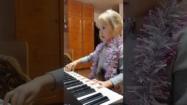 Soft Mozart Recital 2020/2021:Eseniia (4,5) plays Christmas tree, right hand смотреть онлайн