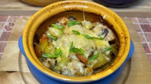 Курица с картошкой и грибами в горшочках, потрясающее жаркое в горшочке просто но очень вкусно.