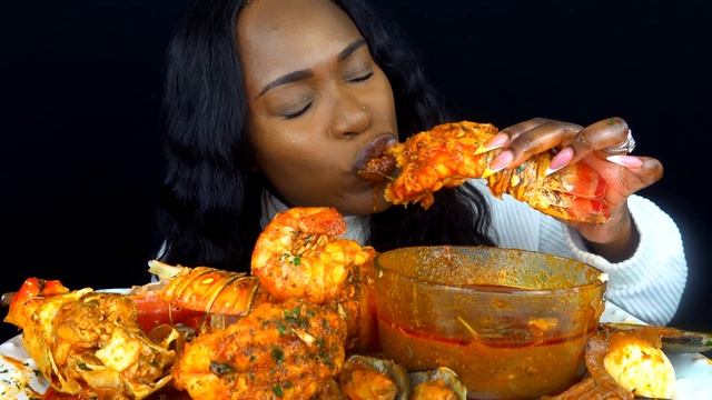 KING CRAB SEAFOOD BOIL MUKBANG | SEAFOOD | MUKBANG | DESHELLED LOBSTER | SEAFOOD BOIL | ASMR EATING