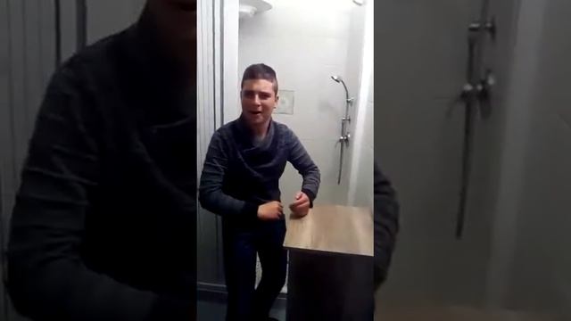 Catanese che da pugni al comodino pazzo!!! смотреть онлайн