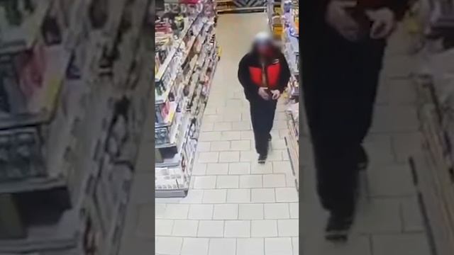 #shorts Полицейские в Тюмени задержали подозреваемого в краже из магазина смотреть онлайн